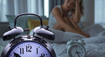 Svegliarsi di notte sempre allo stesso orario non è un caso: 6 motivi per cui accade così spesso